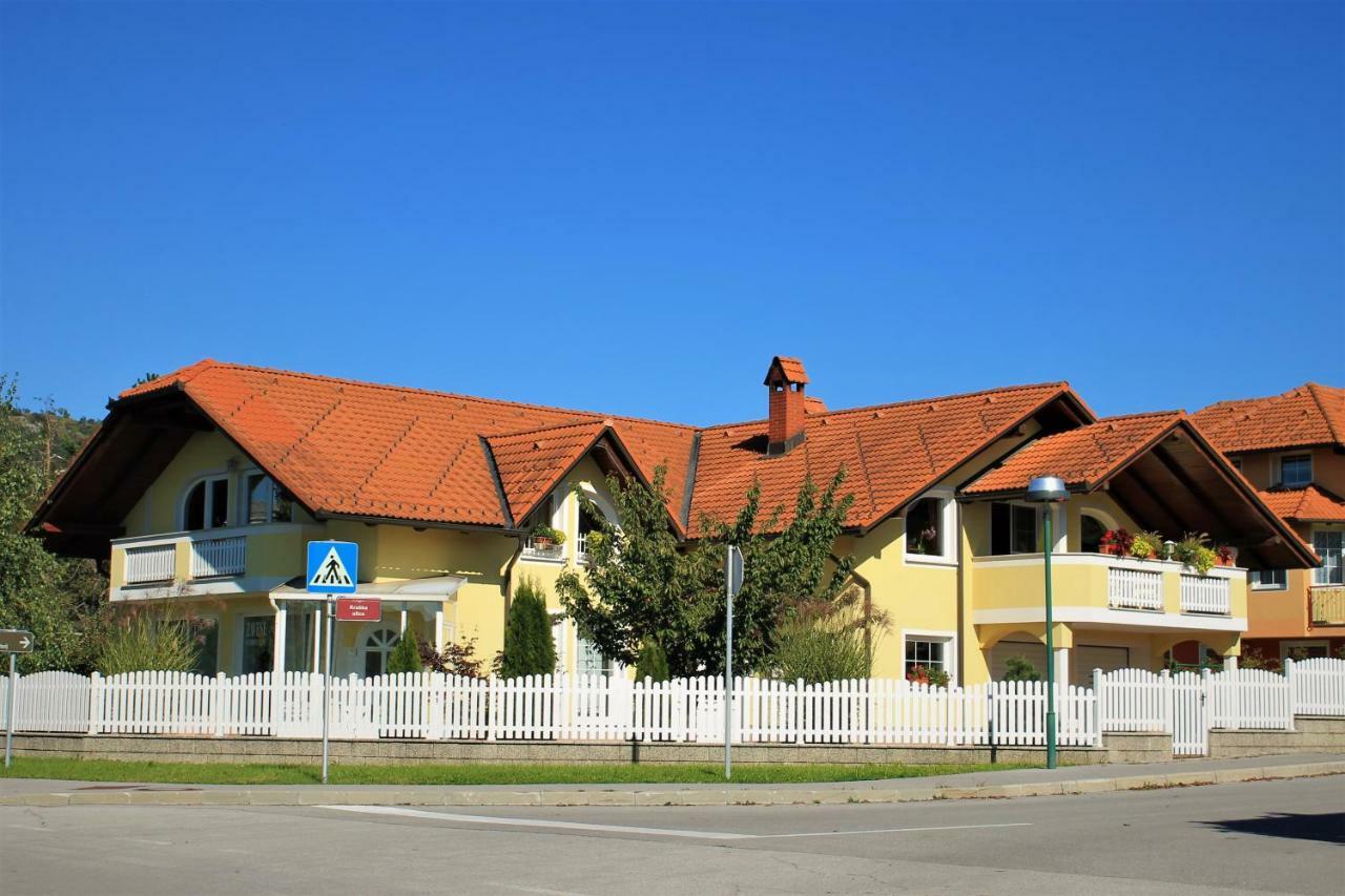 Yellow Dreamhouse Postojna Eksteriør billede