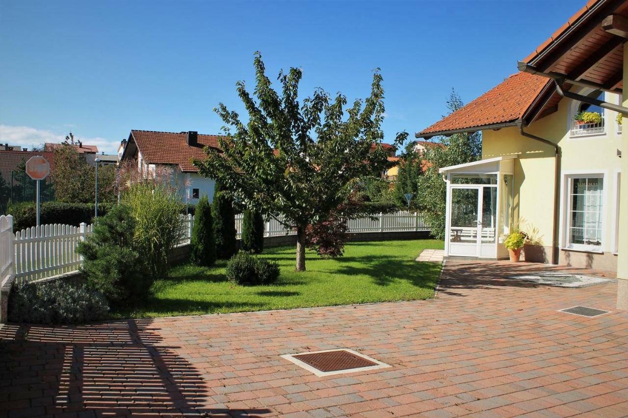 Yellow Dreamhouse Postojna Eksteriør billede